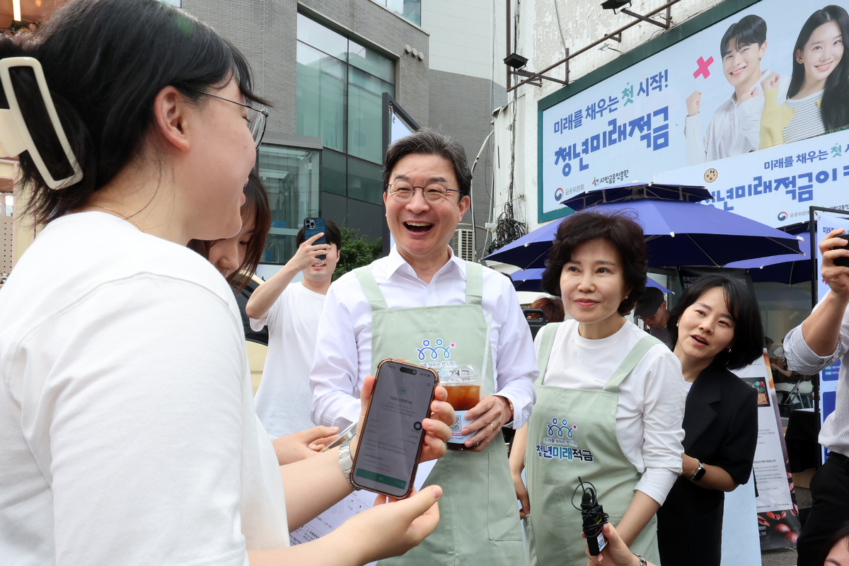 이억원 금융위원장(왼쪽 두번째)과 김은경 서민금융진흥원장(왼쪽 세번째)이 지난 22일 서울 성동구 뚝섬역 인근에서 열린 청년미래적금 출시 기념행사에서 시민에게 커피를 건네며 청년미래적금을 홍보하고 있다. 뉴시스