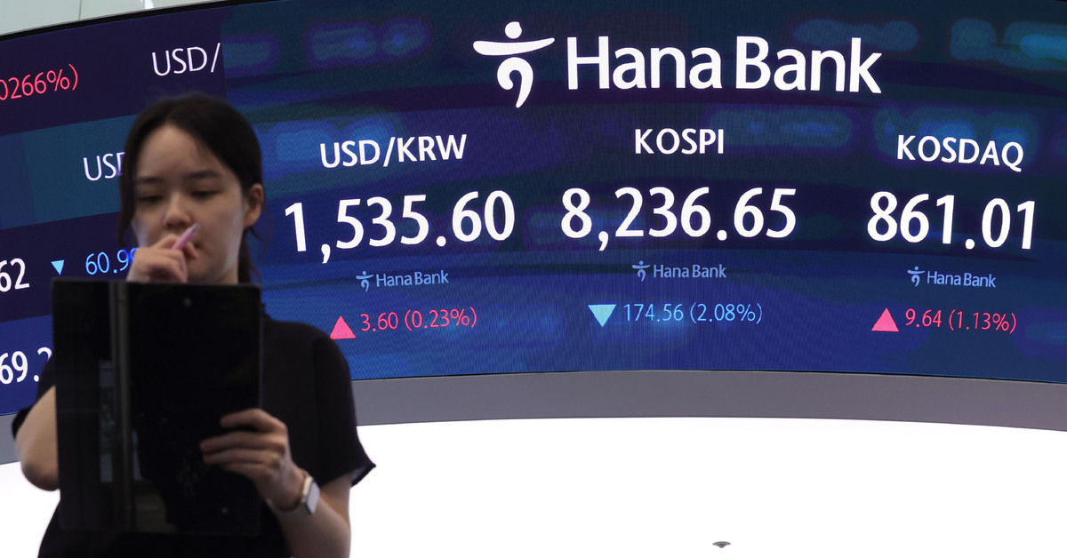 코스피가 전 거래일보다 117.12포인트(0.91%) 내린 8334.28에 개장한 29일 오전 서울 중구 하나은행 딜링룸 전광판에 지수가 표시돼 있다. 뉴시스
