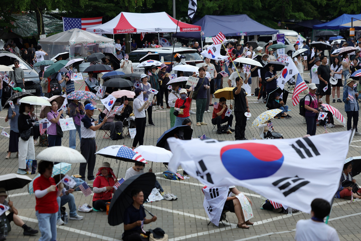 투표용지 부족 사태에 항의하는 개표소 봉쇄 시위가 24일째 이어지고 있는 28일 오후 서울 송파구 올림픽공원 핸드볼경기장 앞에서 참가자들이 태극기와 성조기를 흔들며 “부정선거, 재선거, 당일투표, 수개표”를 외치고 있다. 2026.06.28.&nbsp; 사진&nbsp;= 뉴시스