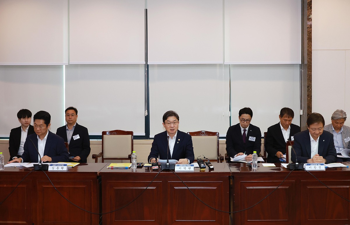 이억원 금융위원장이 29일 오후 서울 종로구 정부서울청사에서 재정경제부, 중소벤처기업부, 공정거래위원회 등 관계부처 및 금융감독원, 서민금융진흥원, 예금보험공사 등 관계기관과 민간위원이 참석한 가운데 금융소비자보호 정책평가위원회 출범 회의를 개최했다. 금융위 제공