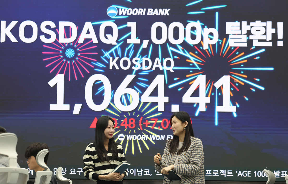 지난 1월 26일 오후 서울 중구 우리은행 딜링룸에서 코스닥 종가가 나오고 있다. 코스닥 지수가 전장보다 70.48포인트(7.09%) 오른 1064.41로 장을 마치며 4년여만에 천스닥에 탈환했다. 뉴시스