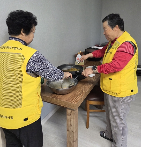 철원군 경로당 급식 지원사업에 참여한 어르신이 식사를 준비하고 있다. 복권위원회 제공