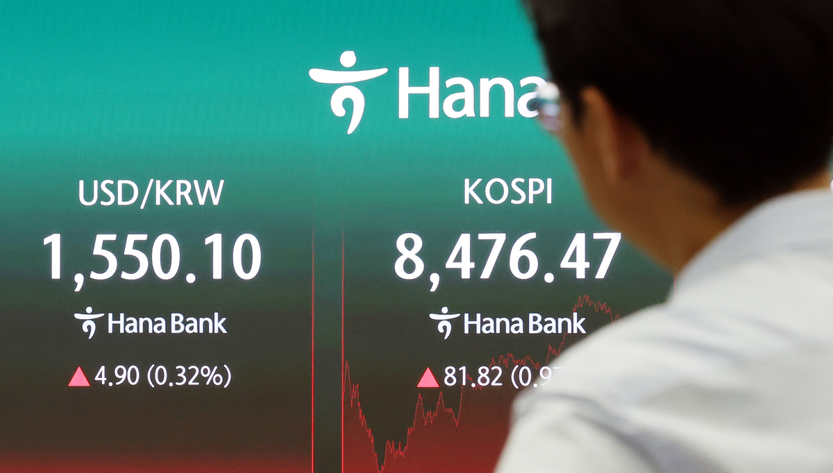 30일 오후 서울 중구 하나은행 딜링룸 전광판에 장중 원·달러 환율이 1550원을 넘어서고 있다. 뉴시스