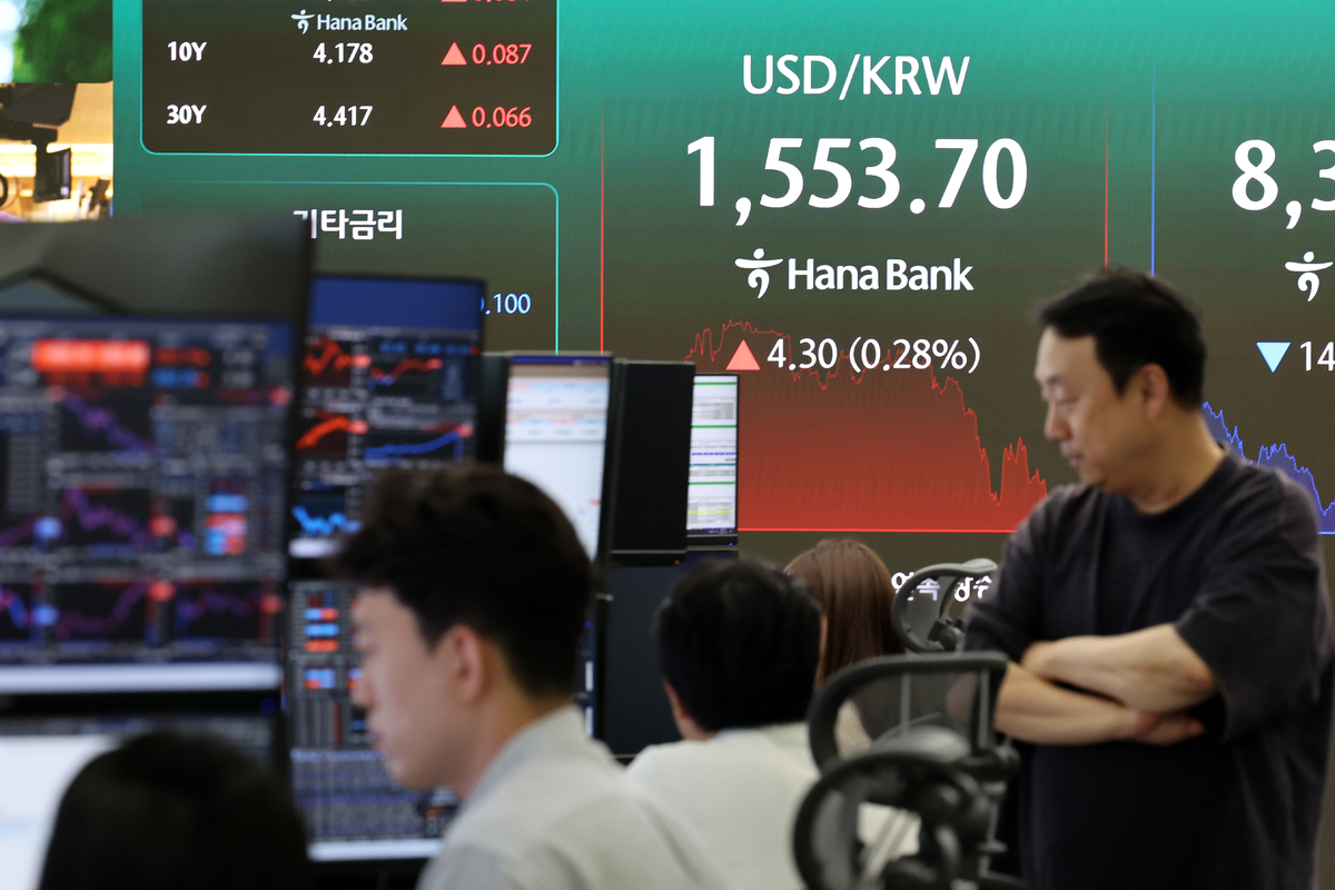 원·달러 환율이 장중 1550원을 넘어선 1일 오후 서울 중구 하나은행 딜링룸 전광판에 환율이 표시되고 있다. 뉴시스
