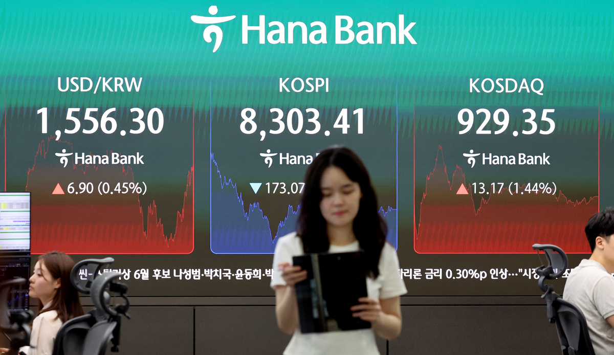 1일 오후 서울 중구 하나은행 딜링룸. 뉴시스 제공