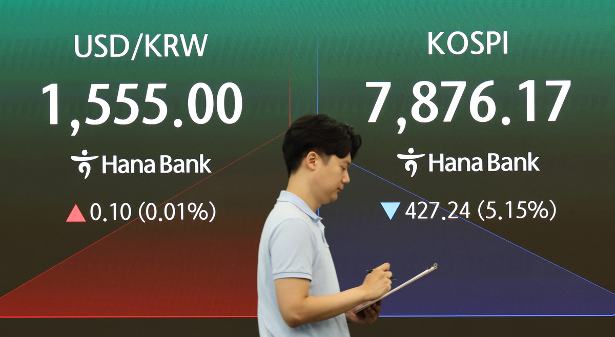 2일 오전 서울 중구 하나은행 딜링룸 전광판에 지수가 표시되고 있다. 서울 외환시장에 따르면 원·달러 환율은 전 거래일 주간거래 종가(1554.9원)보다 2.6원 내린 1552.3원에 출발했다. 뉴시스