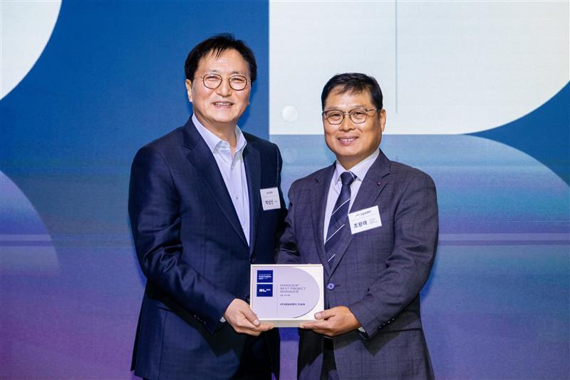2025년 11월 17일 서울 여의도 글래드호텔에서 열린 DL이앤씨 ‘한숲 파트너스 데이’ 행사에서 DL이앤씨 박상신 대표(왼쪽)와 우수협력업체 태일씨앤티 조왕래 소장이 수상 기념 촬영을 하고 있다. DL이앤씨 제공