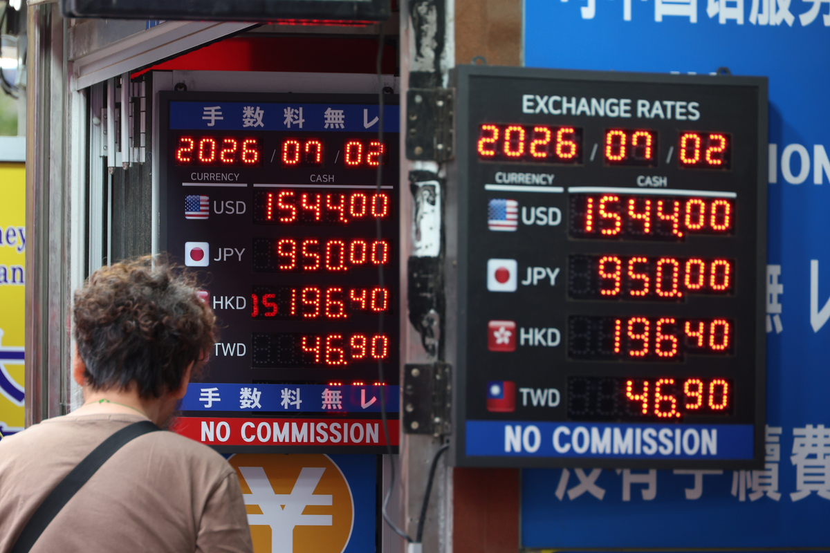원·달러 환율이 장중 1550원을 돌파하며 1997년 국제통화기금(IMF) 외환위기 이후 28년 만에 가장 높은 수준으로 치솟는 등 고공행진을 이어가고 있다. 사진은 2일 서울 명동의 한 환전소 모습이다. 뉴시스