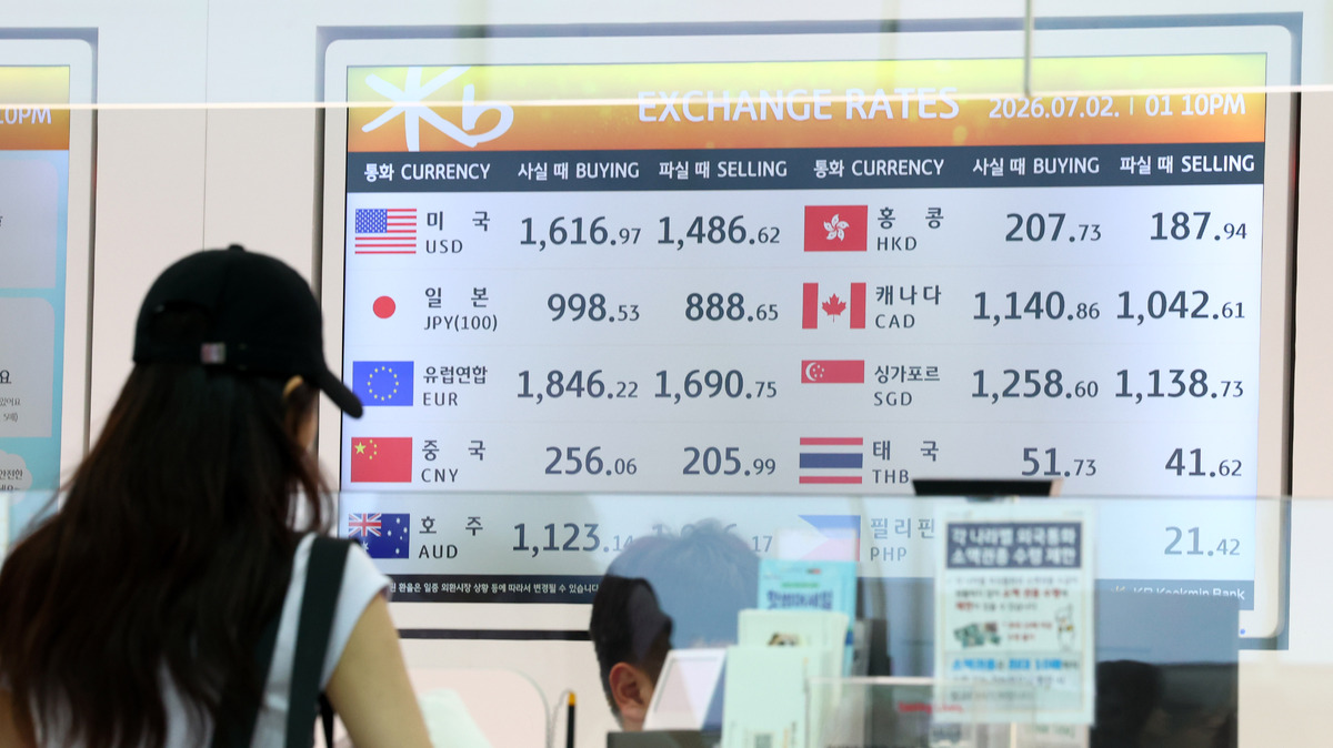 원·달러 환율이 1,550원을 웃돌며 고공행진 중인 가운데 지난 2일 인천국제공항 제2터미널 은행 환전 창구에 원·달러 환율이 표시돼 있다. 뉴시스