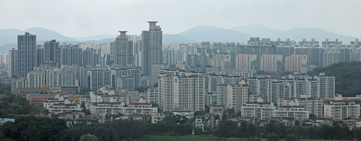 정부의 경기도 동탄·기흥·구리에 대한 부동산 3중 규제로 인해 인접한 남양주 등 비규제지역으로 풍선효과가 나타나고 있다. 이런 가운데 삼성전자가 집값 안정을 위해 사내 대출을 일부 제한하기로 했다. 사진은 지난 5일 경기도 남양주 아파트 단지.&nbsp; 뉴시스