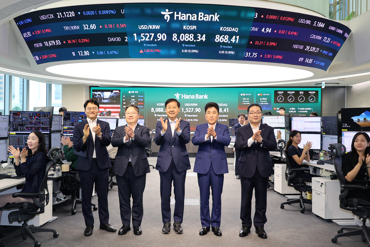 구윤철(가운데) 부총리 겸 재정경제부 장관이 6일 오전 24시간 외환시장 개장 계기 서울 중구 하나은행 딜링룸을 방문해 함영주(왼쪽 네번째) 하나금융지주 회장, 권민수(왼쪽 두번째) 한국은행 부총재보와 기념촬영을 하고 있다. 뉴시스