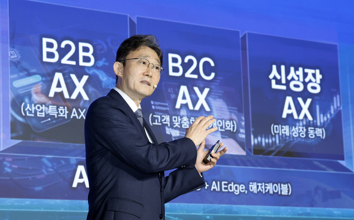 박윤영 KT 대표가 6일 서울 광진구 풀만 앰배서더 이스트폴에서 열린 취임 후 첫 기자간담회에서 새 비전인 AX&nbsp;플랫폼 컴퍼니&nbsp;전략을 발표하고 있다. 뉴시스