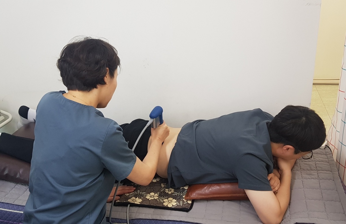 영양군보건소 물리치료실에서 체외충격파 치료기로 환자를 치료하고 있다. 뉴시스