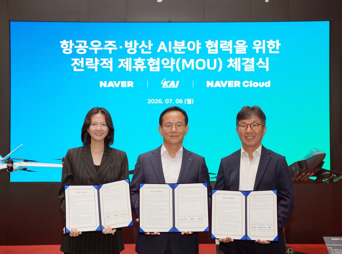 최수연 네이버 대표, 김종출 KAI 대표이사 사장, 김유원 네이버클라우드 대표(왼쪽부터)가 ‘항공우주·방산 AI분야 협력’을 위한 전략적 업무협약을 체결하고 기념사진을 찍고 있다. 네이버 제공