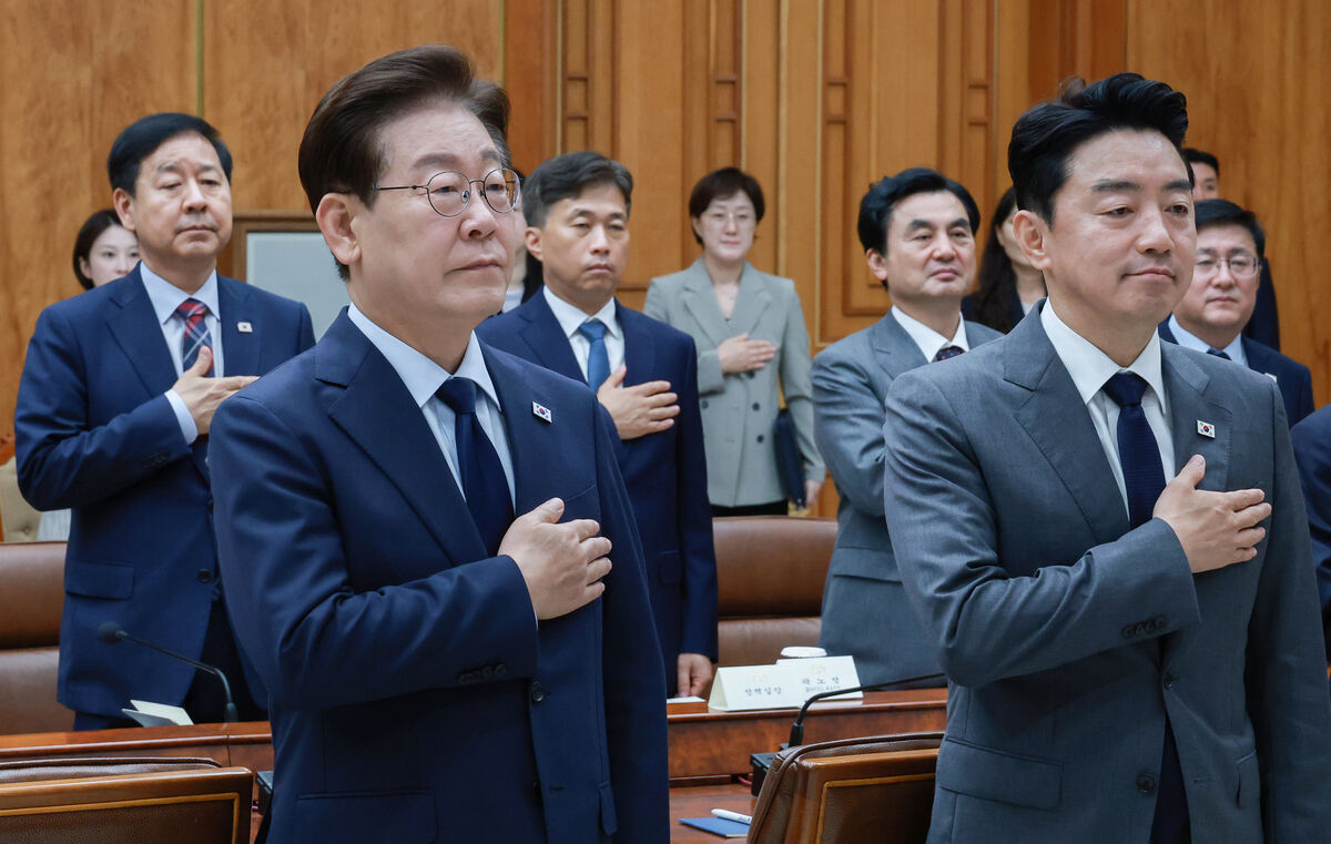 이재명 대통령이 지난 6일 청와대에서 열린 메가프로젝트 민관합동 점검회의에서 참석자들과 국민의례를 하고 있다. 뉴시스