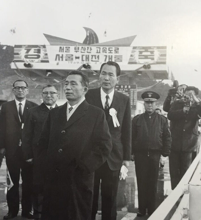 박정희 대통령은 수출 중심의 대한민국 산업구조 개편과 함께 중화학공업 육성으로의 전환도 서두르며 현재의 산업강국의 토대를 닦았다. 박&nbsp;대통령이 경부고속도로 서울-대전 개통 행사에 참석하고 있는 모습. 세계일보DB