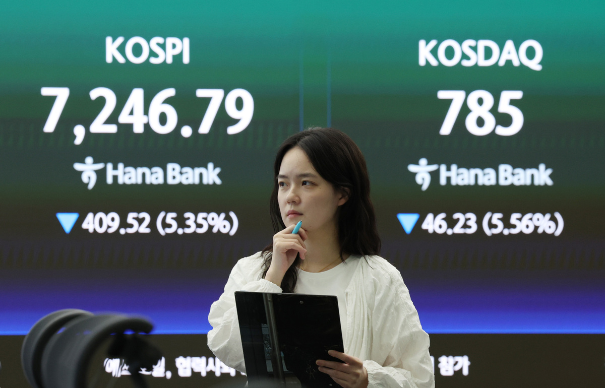 8일 서울 중구 하나은행 딜링룸에서 딜러들이 업무를 보고 있다. 뉴시스 제공