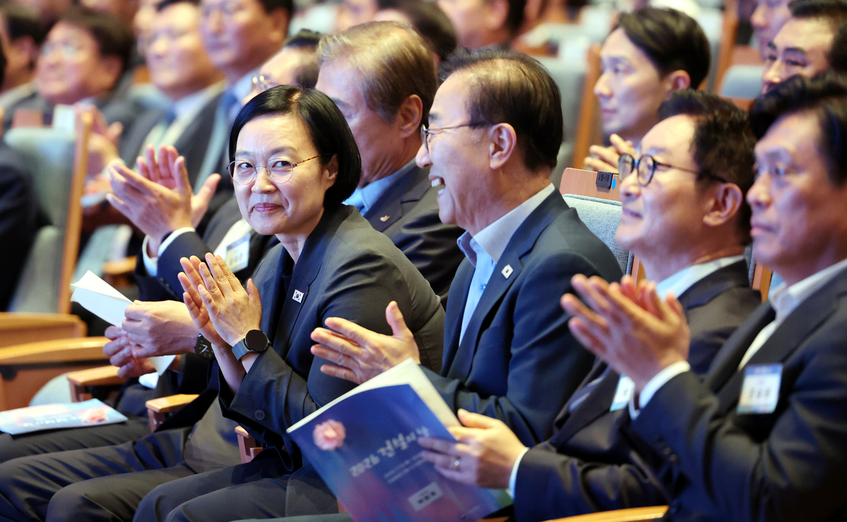 한성숙 국무총리가 9일 오후 서울 강남구 논현동 건설회관에서 열린 2026 건설의 날 기념식에 참석해 박수를 치고 있다. 뉴시스