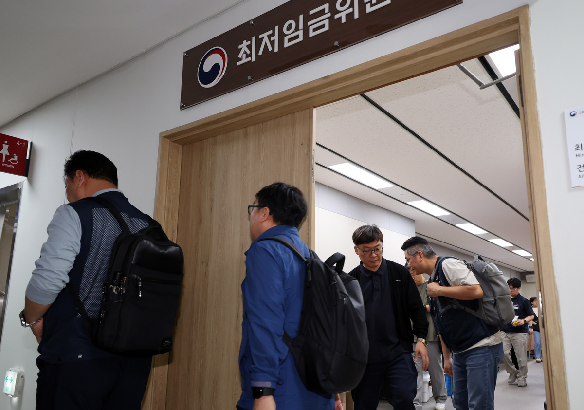 최저임금위원회 제13차 전원회의가 열린 9일 오후 세종시 정부세종청사에서 회의를 마친 위원들이 회의실을 나서고 있다. 뉴시스