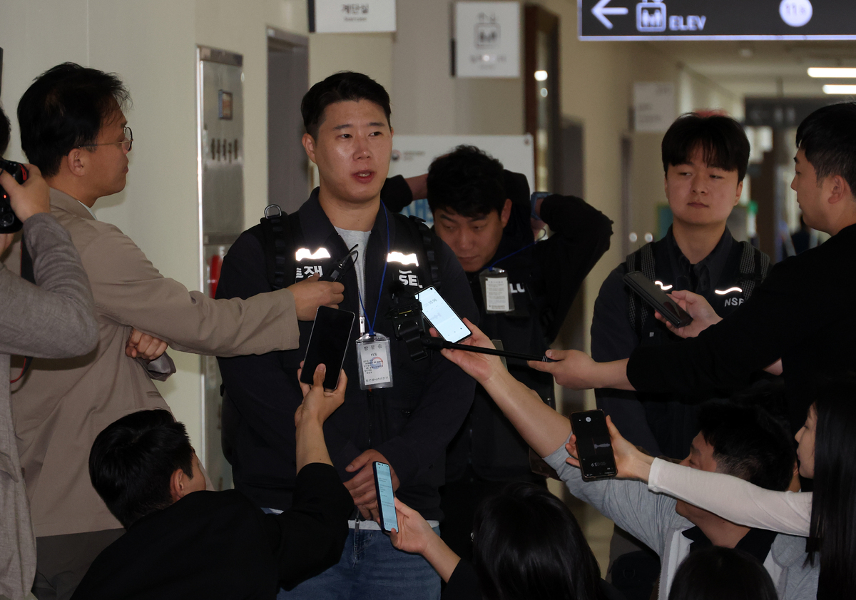 지난 5월 삼성전자 노조 대표로 초기업노동조합 삼성전자 지부 최승호 위원장이 사후조정 절차가 열리는 세종시 정부세종청사 중노위에 도착해&nbsp;취재진 질문에 답고 있다. 뉴시스