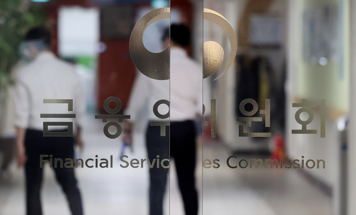 서울 종로구 정부서울청사 내 금융위원회에서 직원이 사무실을 오가고 있다. 뉴시스