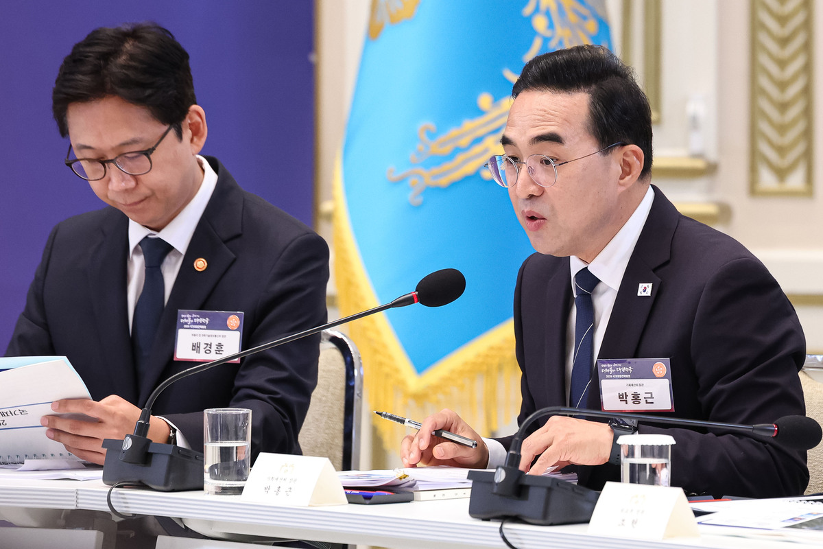박홍근 기획예산처 장관이 13일 청와대에서 열린 2026년 국가재정전략회의에서 재정운용 방향 발표를 하고 있다. 뉴시스