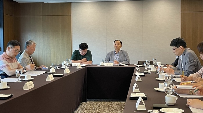 14일 서울 중구 한국프레스센터에서 강성구 위원장이 ‘제4기 제7차 사고보상협의회 정기 회의’를 주재하고 있다. 사진=환경책임보험사업단