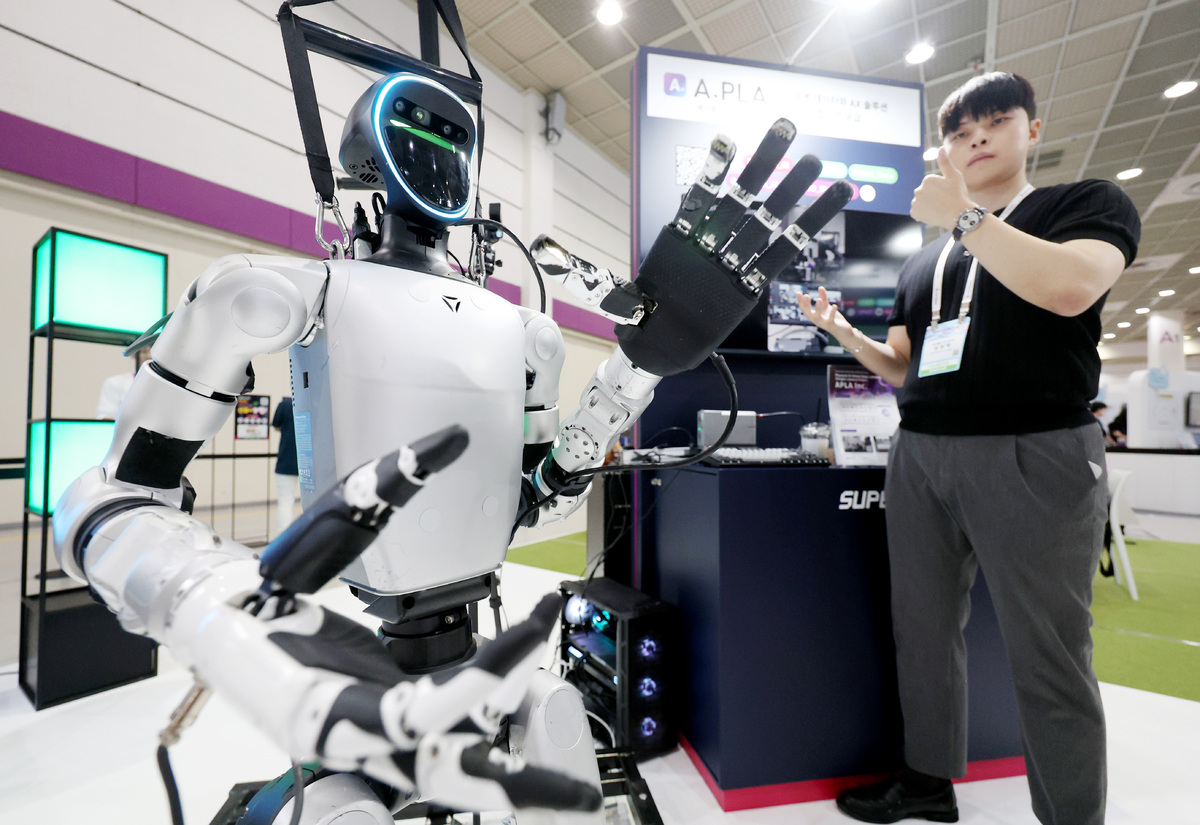 최근 서울 강남구 코엑스에서 열린 넥스트라이즈 2026에서 AI 스타트업 에이플라(A.PLA) 부스 관계자가 로봇 시연을 하고 있다.&nbsp; 뉴시스