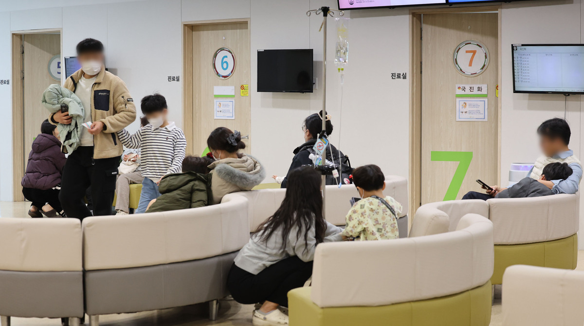 서울 성북구 한 병원에서&nbsp;진료를 받기 위해 환자들이 대기하고 있다. 뉴시스