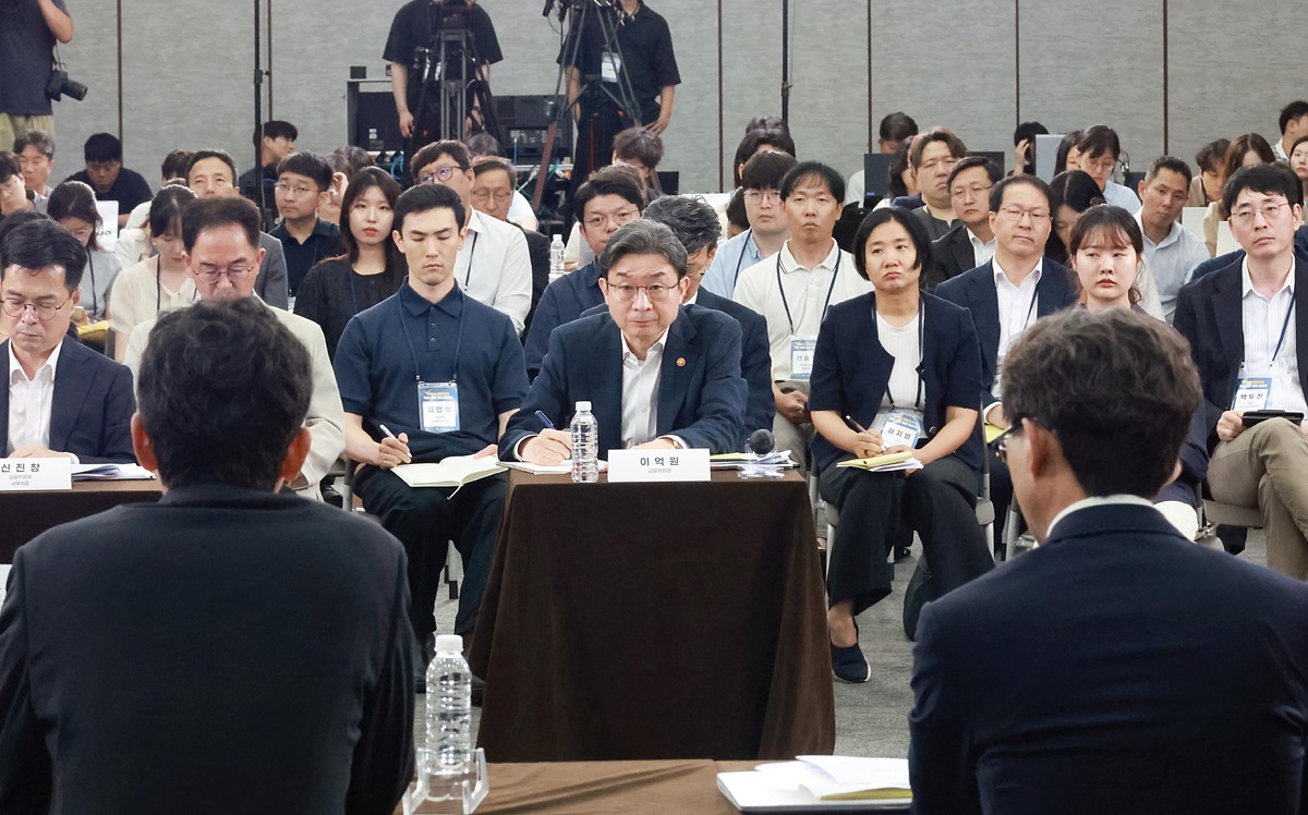 지난 15일&nbsp;서울 중구 은행회관에서 열린 ‘부동산 금융정책 국민의견 경청 토론회’에서 이억원 금융위원장이 패널들의 토론을 듣고 있다. 금융위 제공