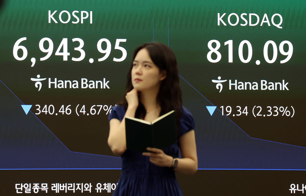 코스피가 전 거래일보다 4.45% 하락한 6960.50원에 개장한 16일 오전 서울 중구 하나은행 딜링룸 전광판에 지수가 표시되고 있다. 뉴시스