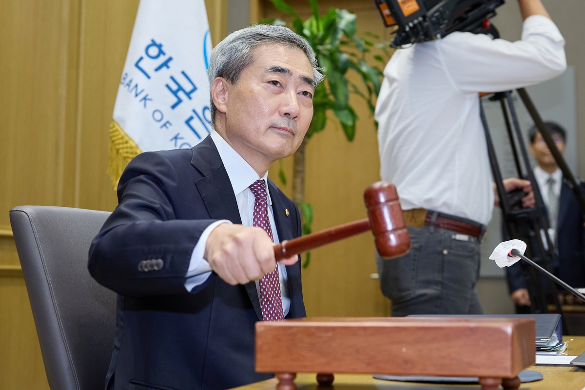 신현송 한국은행 총재가 16일 서울 중구 한국은행 본관에서 금융통화위원회 본회의를 주재하고 있다. 한국은행 제공