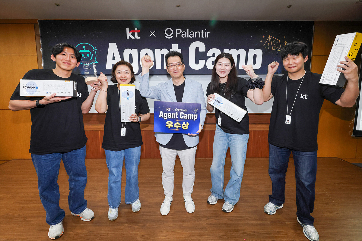 변우철 KT AX 엔지니어링본부 P-FDE담당(왼쪽에서 세번째)이 우수상 수상팀과 기념 사진을 촬영하고 있다. KT 제공