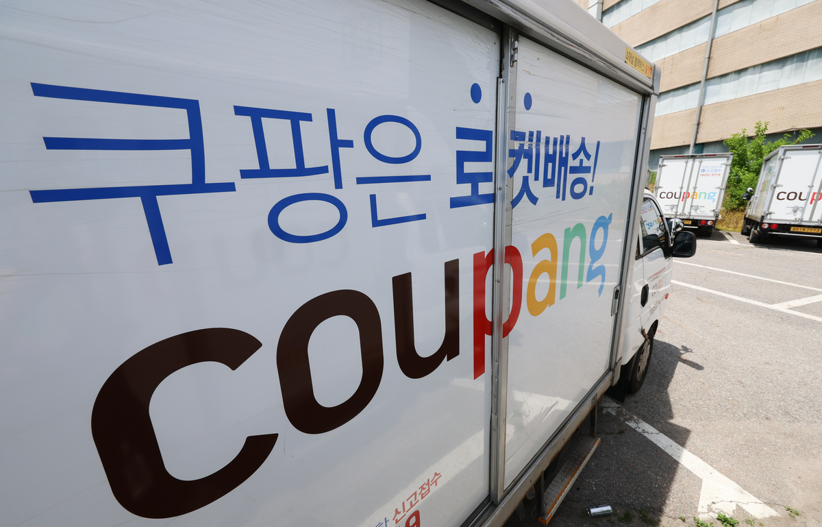 서울 시내의 한 쿠팡 물류센터에 배송 차량이 주차돼 있다. 뉴시스