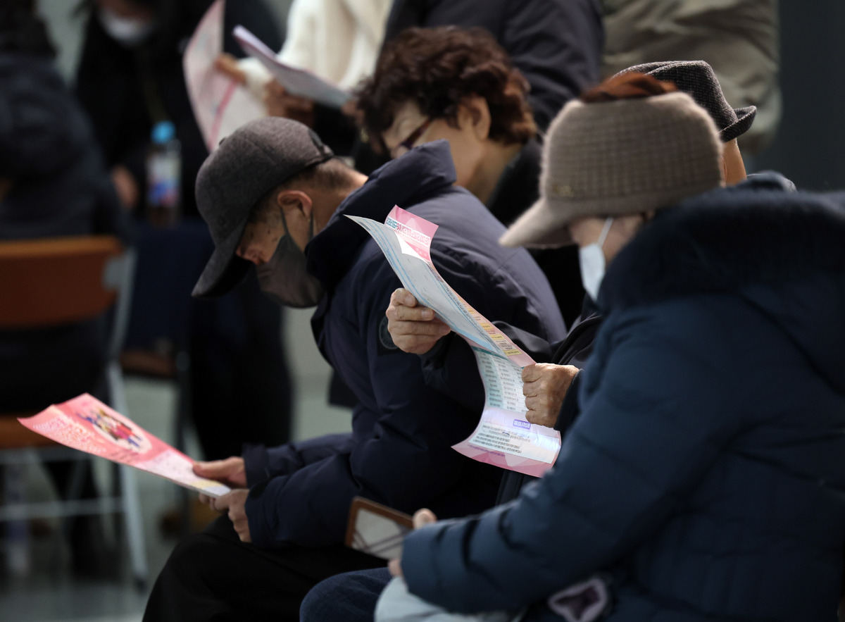 마포구 노인일자리 박람회가 열린 서울 마포구청에서 구직자들이 팜플렛을 살피고 있다. 사진=뉴시스