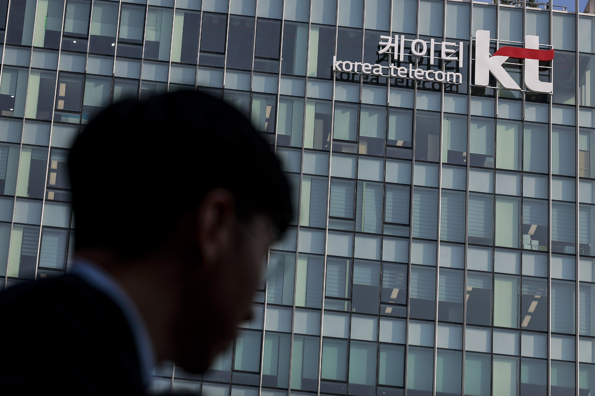 [서울=뉴시스] 정병혁 기자 = 해커가 불법 KT 펨토셀을 이용해 단말기와 통신망 사이 암호화 체계를 뚫고 소액결제 인증정보를 빼냈던 것으로 나타났다. 과학기술정보통신부는 KT 침해사고 민관합동조사단의 중간조사 결과를 6일 발표했다. 조사단은 불법 펨토셀을 통해 결제 인증정보 뿐만 아니라 문자, 음성통화 탈취가 가능한지에 대해서도 전문가 자문 및 추가 실험 등을 통해 조사해 나갈 계획이다. 사진은 6일 서울 종로구 KT 본사. 2025.11.06. jhope@newsis.com