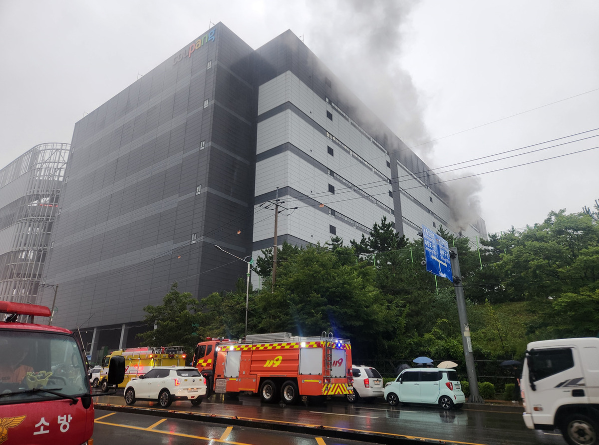 18일 오전 인천 서해구 석남동 쿠팡32물류센터 6층에서 화재가 발생했다. 사진=인천소방본부 제공