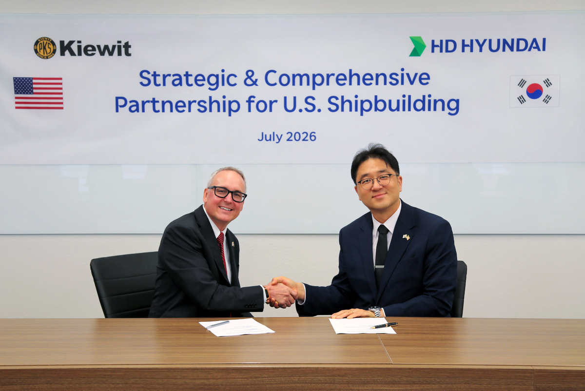 HD현대가 미국 종합 EPC 기업 ‘키윗(Kiewit)’ 社와 ‘조선 사업 협력을 위한 전략적 파트너십’을 체결했다. 키윗오프쇼어 채드 존슨(Chad Johnson) CEO(왼쪽), HD한국조선해양 최한내 기획부문장. HD현대 제공