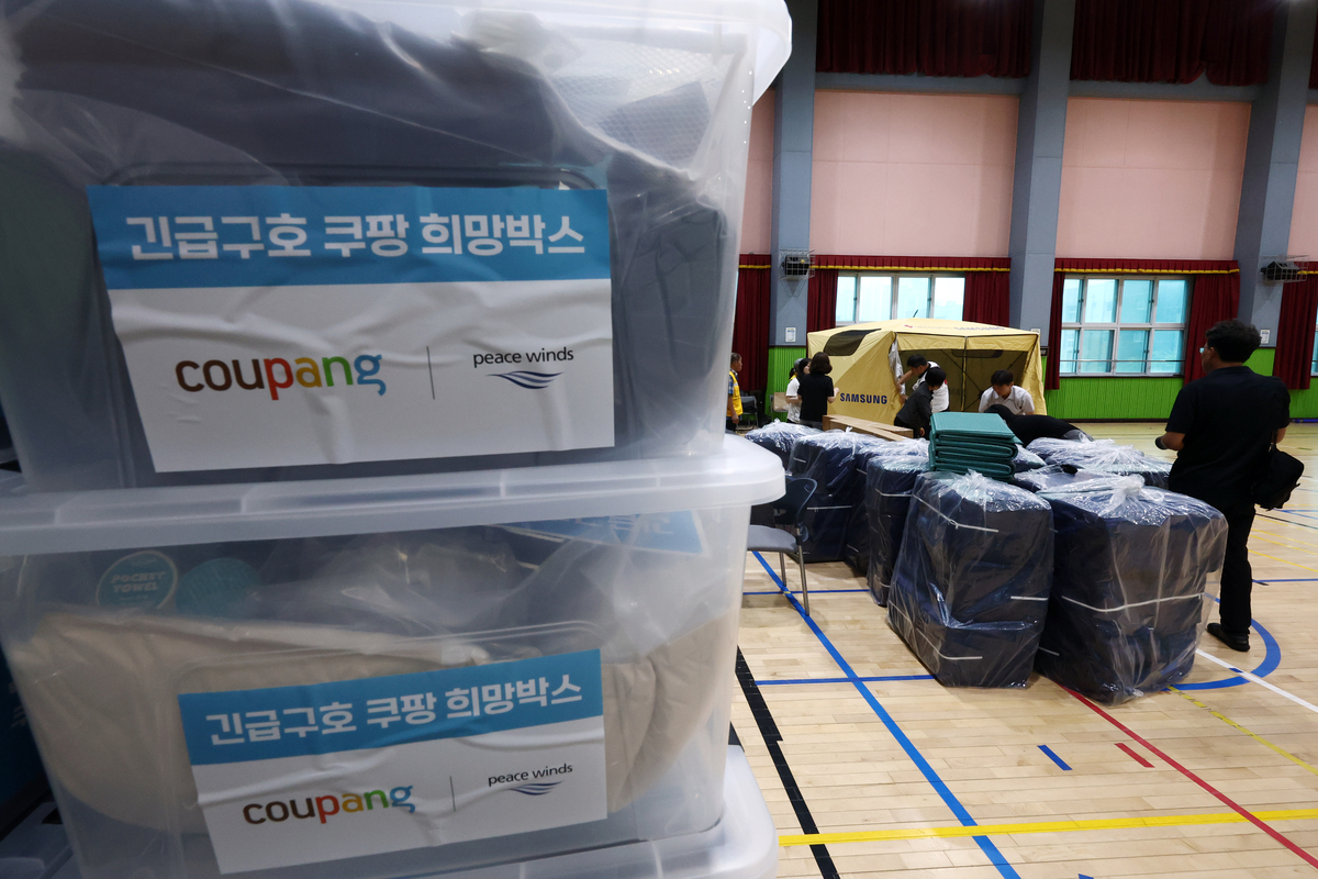 인천 서해구 석남동 쿠팡32물류센터 화재 사흘째인 20일 신현여자중학교 강당에서 대한적십자사, 쿠팡 등 관계자들이 대피소를 마련하고 있다. 뉴시스
