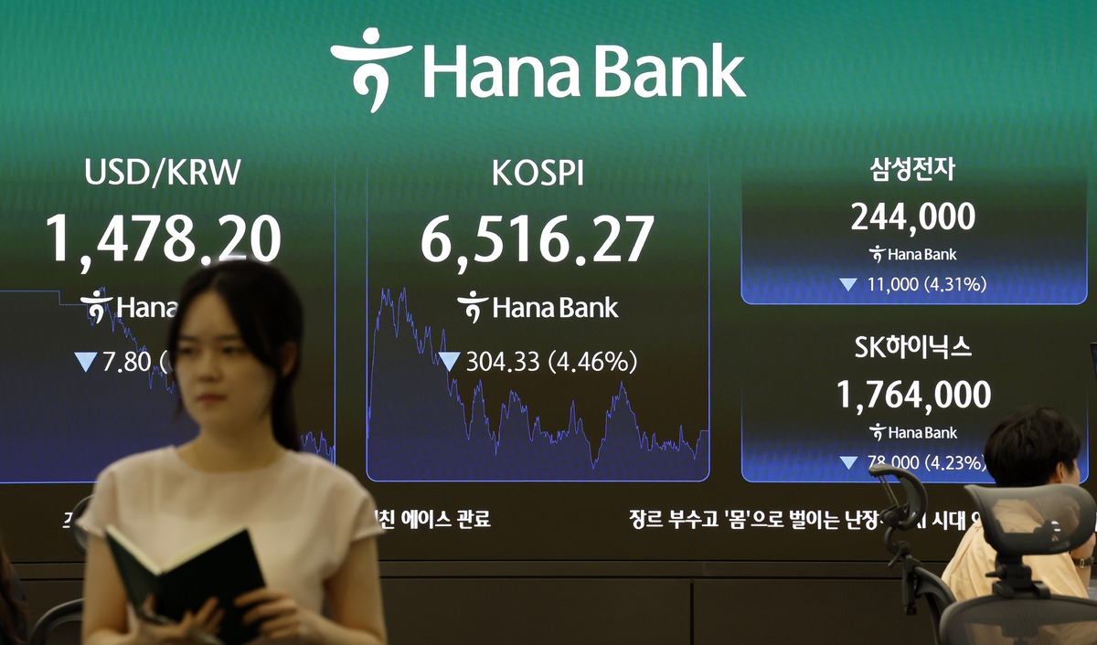 20일 오후 서울 중구 하나은행 딜링룸 전광판. 사진=뉴시스