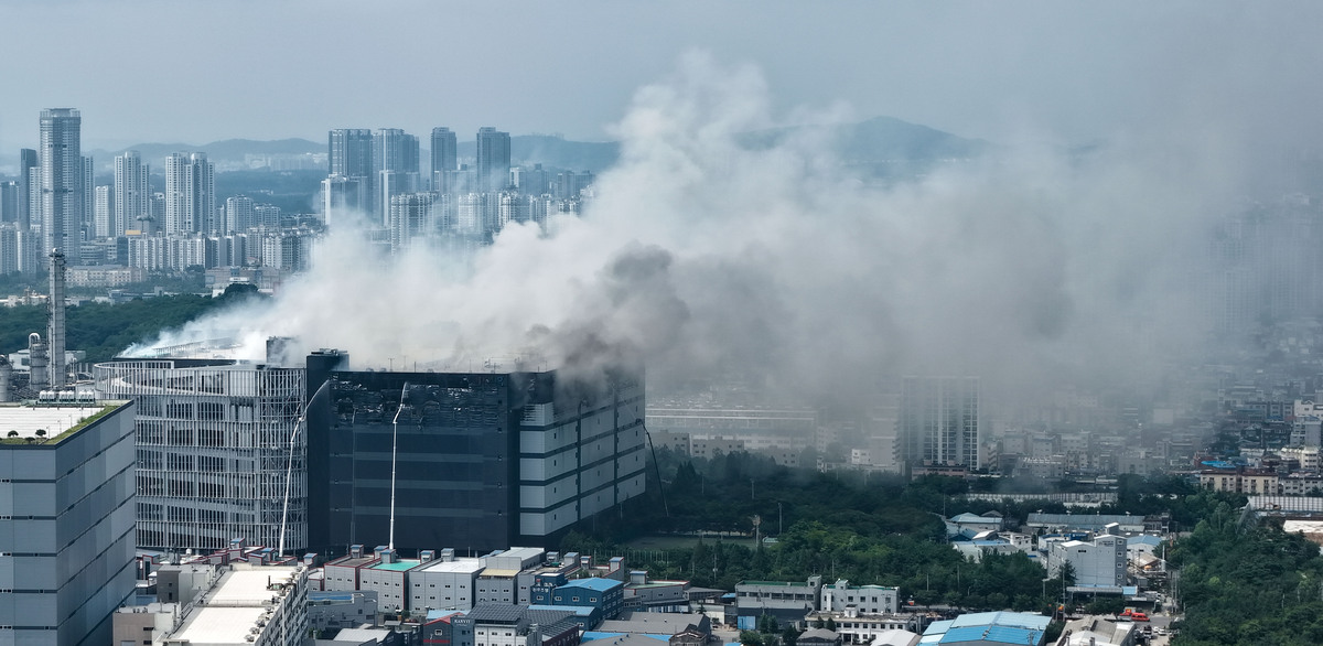 지난 19일 인천 서해구 석남동 쿠팡32물류센터에서 소방당국이 전날 발생한 화재를 진압하고 있다. 뉴시스