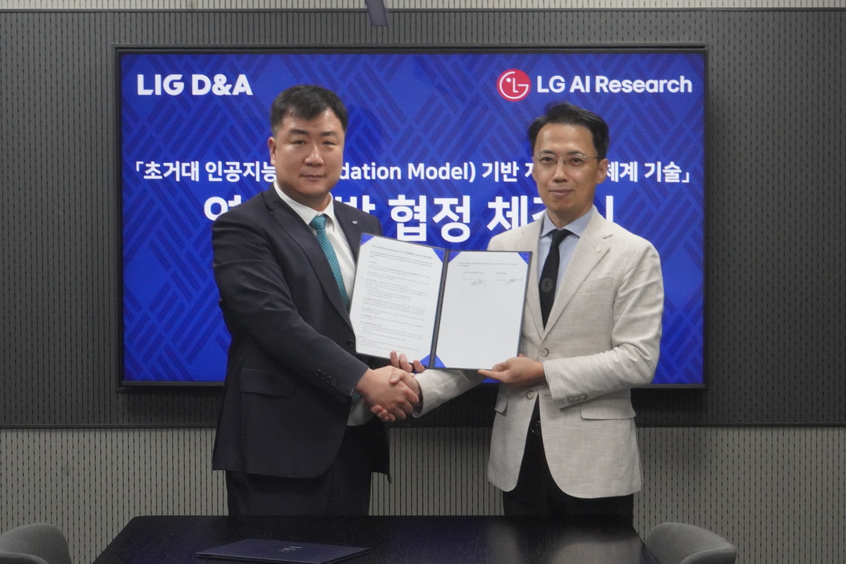 지난 20일 서울사무소에서 LIG D&amp;A는 LG AI연구원과 ‘초거대 인공지능 기반 지휘통제체계 기술개발을 위한 업무협약(MOU)’을 체결했다. 체결행사를 마친 김현기 LIG D&amp;A C5ISR 사업본부장(왼쪽)과 이화영 LG AI연구원 사업부문장(오른쪽)이 기념사진을 촬영하고 있다. LIG D&amp;A 제공