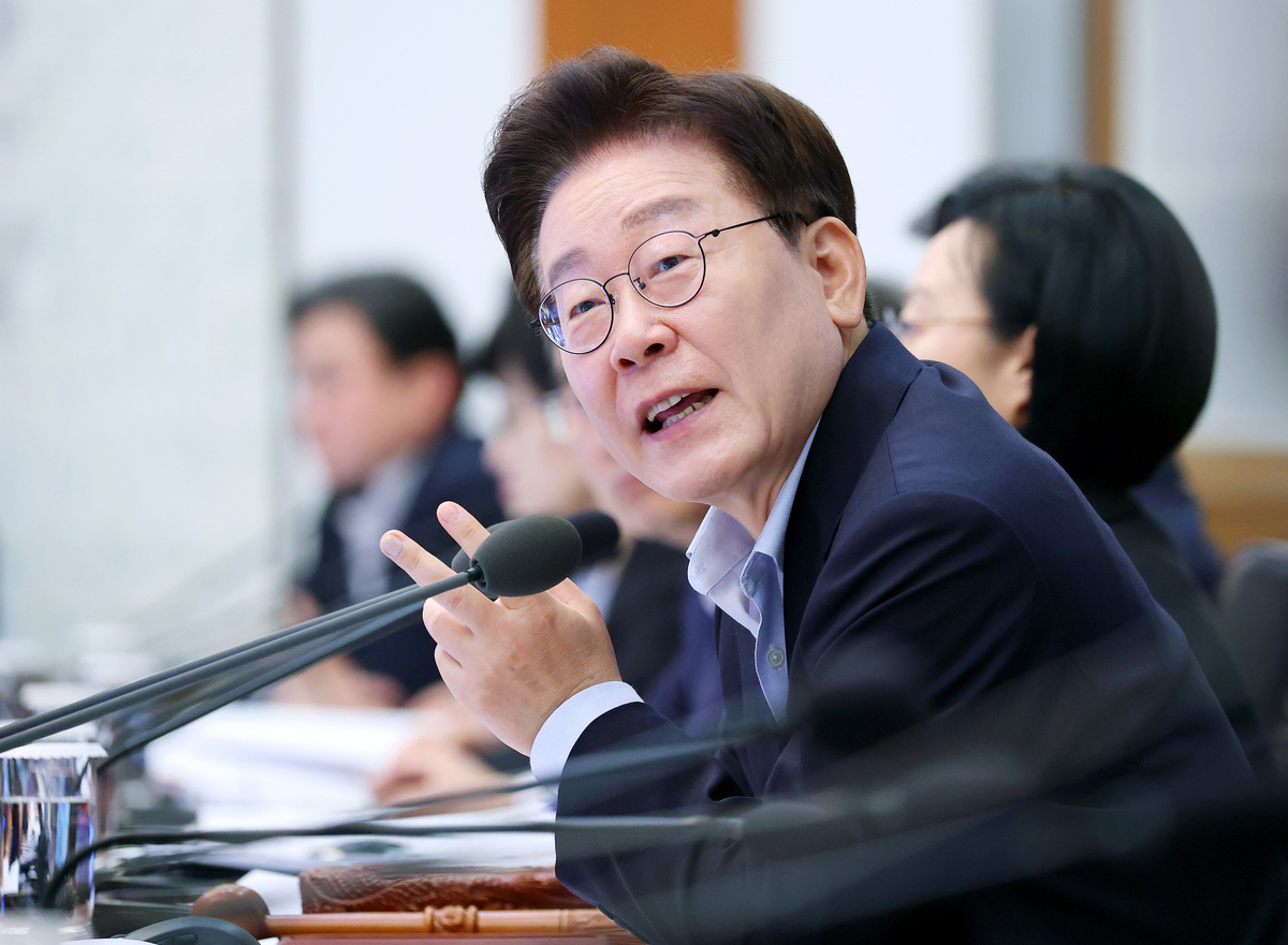 이재명 대통령이 21일 청와대에서 열린 국무회의에서&nbsp;질의를 하고 있다.&nbsp;뉴시스