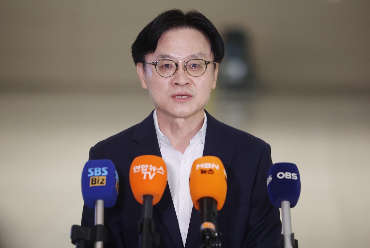 김정관 산업통상부 장관이 미국에서 열리는 한미 조선협력센터 개소식 참석차 22일 오전 인천국제공항을 통해 출국하기 앞서 발언하고 있다. 뉴시스