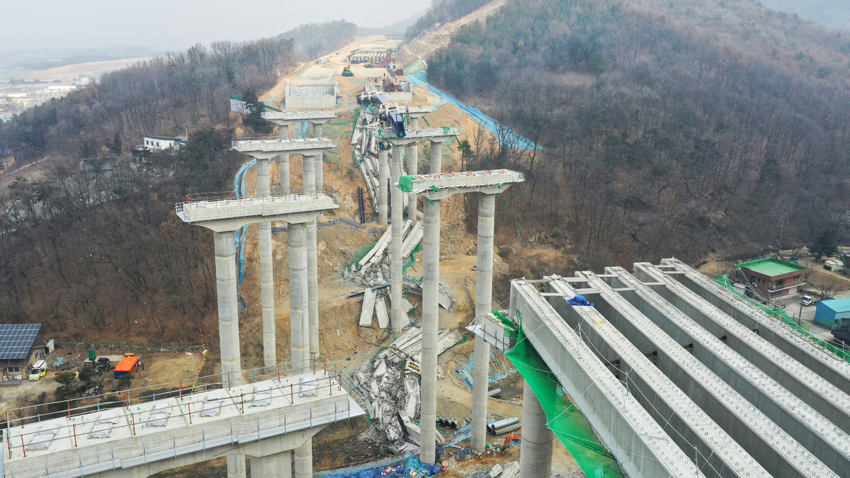 지난해 2월 26일&nbsp;10명의 사상자가 발생한 경기도 안성시 서운면 산평리 '안성 고속도로 교각 붕괴' 현장 교각 상판이 처참하게 내려앉아 있다. 뉴시스