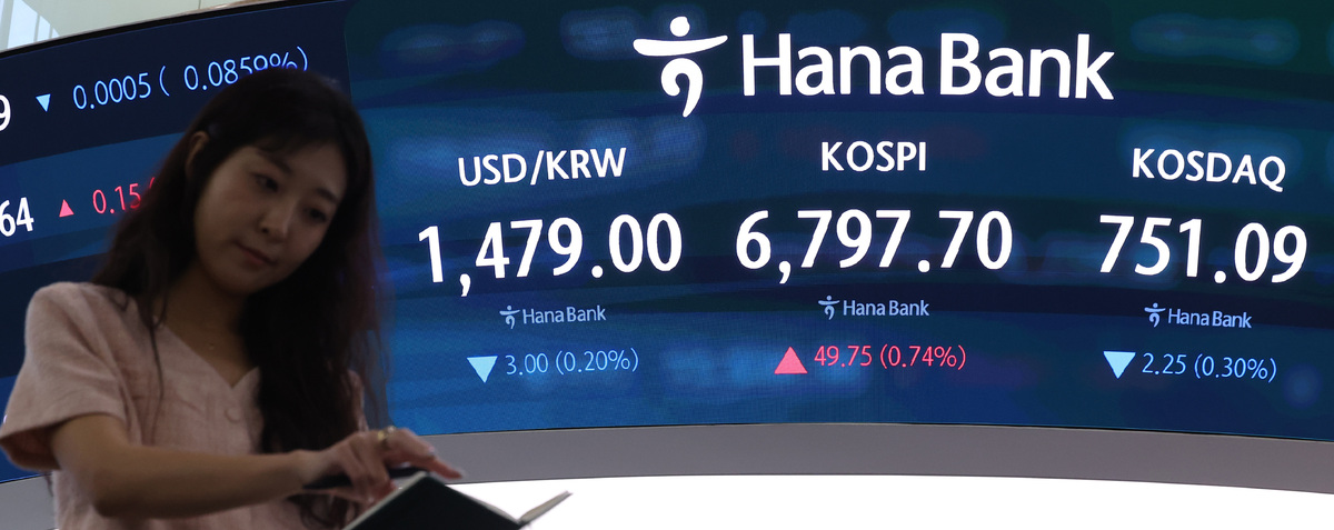 22일 오후 서울 중구 하나은행 본점 딜링룸 전광판에서 마감시황이 표시돼 있다. 뉴시스 제공