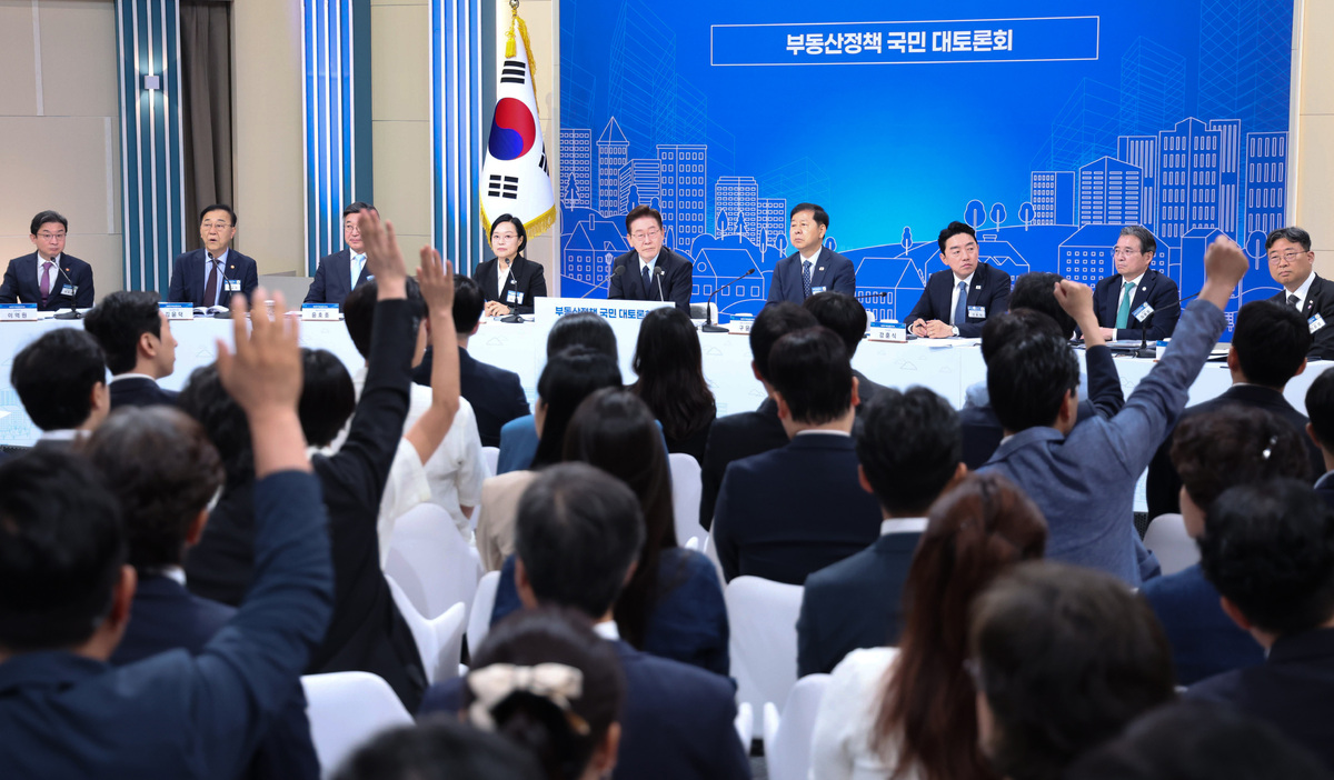 23일 서울 여의도 KBS 별관에서 열린 부동산&nbsp;정책 국민 대토론회에서 참석자들이&nbsp;발언하기 위해 손을 들고 있다. 뉴시스