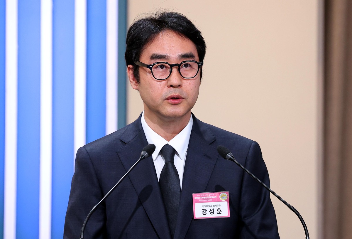 강성훈 한양대학교 정책학과 교수가 23일 서울 여의도 KBS 별관에서 열린 부동산정책 국민 대토론회에서 세제관련 '합리적 부동산 조세정책 설계를 위한 현황과 쟁점'을 주제로 발제를 하고 있다. 뉴시스