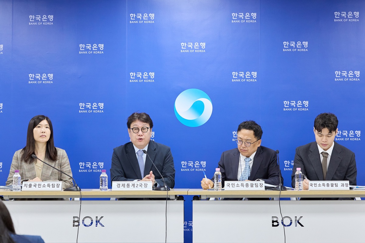 이동원 한국은행 경제통계2국장(왼쪽 두번째)이 23일 오전 서울 중구 한국은행에서 열린 2026년 2분기 실질 국내총생산(속보) 설명회에서 발언하고 있다. 한국은행 제공