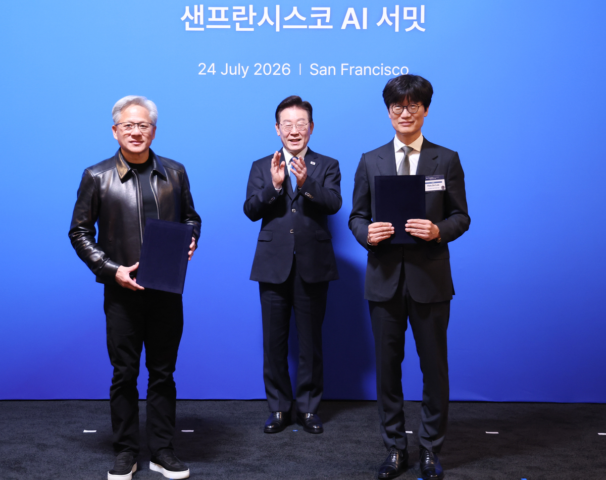 이재명 대통령이 지난 25일&nbsp;미국 샌프란시스코에서 열린 샌프란시스코 AI 서밋에서 이해진 네이버 이사회 의장과 젠슨 황 엔비디아 CEO의 ‘글로벌 AI 팩토리 구축을 위해 지분 투자 유치에 관한 전략적 투자협약 MOU(업무협약)’&nbsp;체결을 지켜보고 있다. 뉴시스